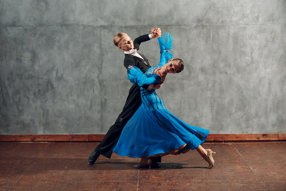 社交ダンスの「ワルツ」とは？ワルツの歴史や特徴、基礎の動きなどを解説！