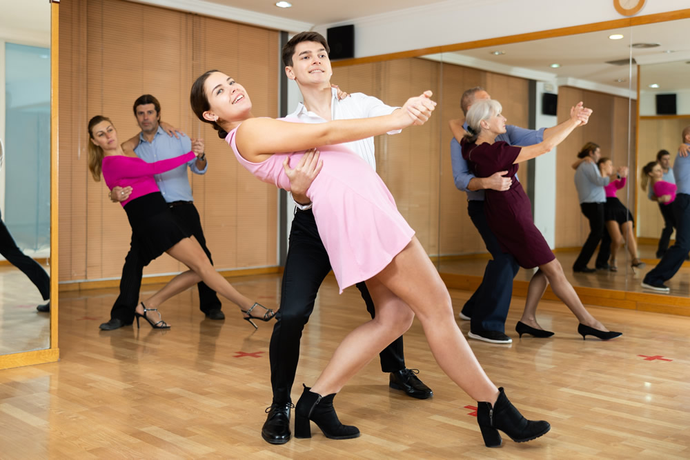 社交ダンスのステップが苦手な人の理由とは？うまくできる方法をご紹介！