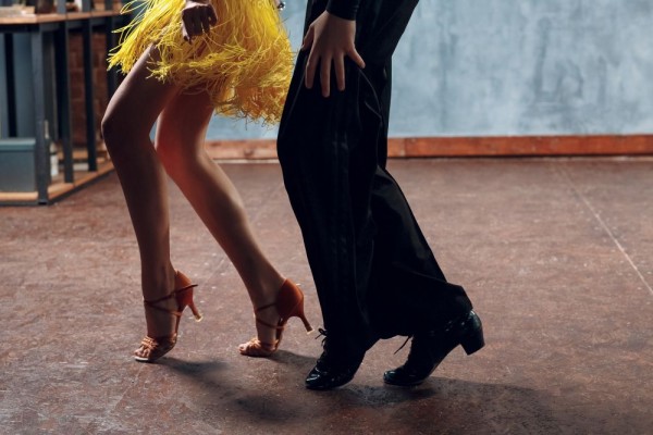 社交ダンスの種目「サンバ」のリズム感を掴むコツとは？基本のリズムやサンバの特徴について詳しく解説していきますサムネイル