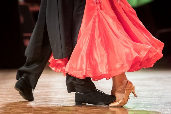 社交ダンスの種目「ワルツ」について歴史や特徴、美しく踊るためのコツを解説しますサムネイル