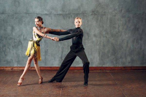 社交ダンスの「チャチャチャ」とは？発祥の歴史や踊りの特徴を解説！サムネイル